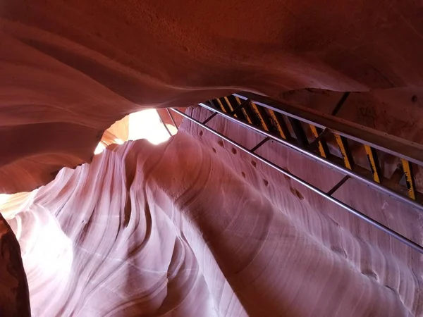 Explorando Hermoso Antelope Canyon Arizona —  Fotos de Stock