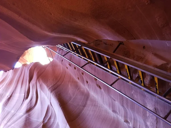 Explorando Hermoso Antelope Canyon Arizona — Foto de Stock