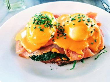 Kahvaltı ve brunch için Füme Somon ile Yumurta Benedict