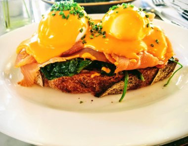 Kahvaltı ve brunch için Füme Somon ile Yumurta Benedict