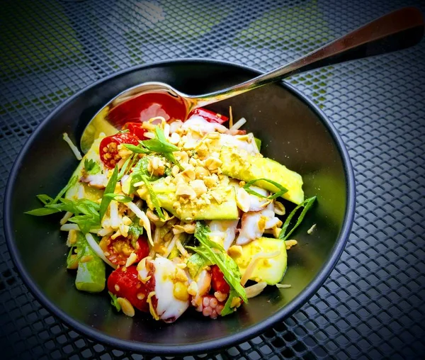 Ahtapot ve avokado salatası