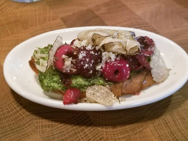 Öğle yemeği için Truffle Bruschetta - İtalyan restoranında çok taze 