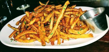 Chicago Amerikan restoranında bir tabakta lezzetli gevrek sıcak patates kızartması