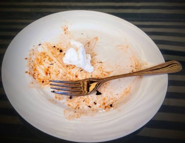 Bir masada yıkanmamış sonra bırakılan kirli plaka