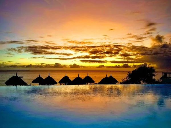 Zanzibar'da okyanusta bir otelde gün batımı