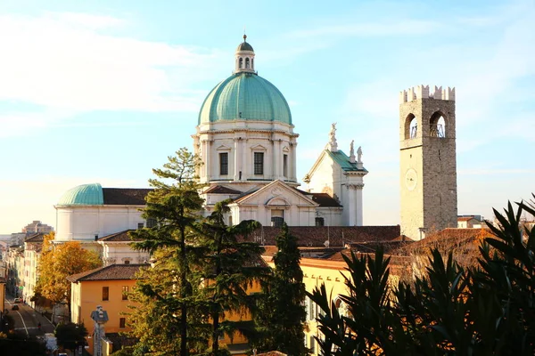 Yeşil çatılı eski İtalyan Katedrali. Brescia Katedrali, Lombardy, İtalya