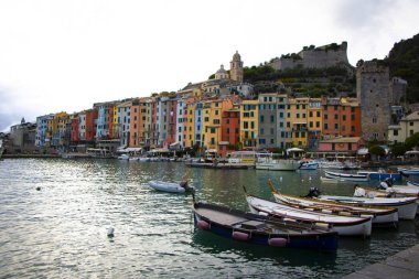 İtalya 'da Cinque Terre, çok renkli güzel evler. Porto Venere manzarası