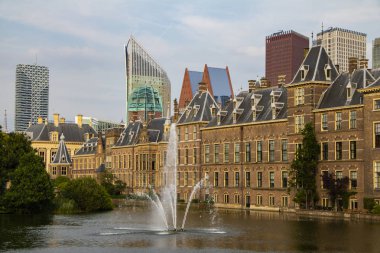 Lahey (Den Haag) şehir merkezi, Lahey 'deki Hofvijver Gölü' ndeki Binnenhof Panoraması, Hükümet kompleksi Senato (Eerste Kamer) ve Temsilciler Meclisi 'ne ev sahipliği yapar.