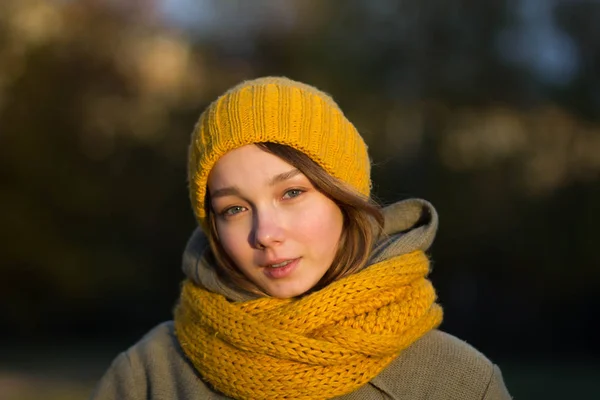Портрет Молодой Женщины Осеннем Парке — стоковое фото