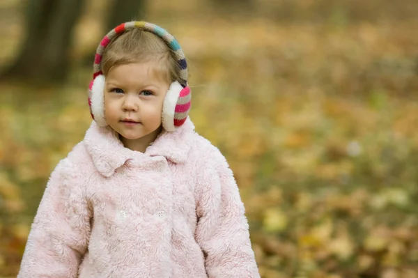 Mooi Meisje Kijkend Naar Camera — Stockfoto