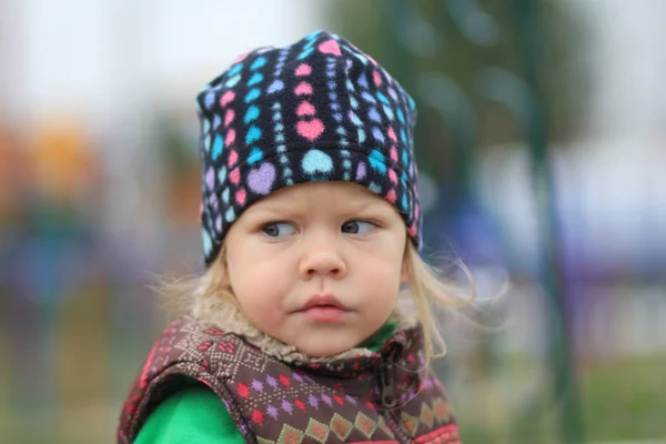 Portret van een schattig klein meisje met vreemde blik — Stockfoto