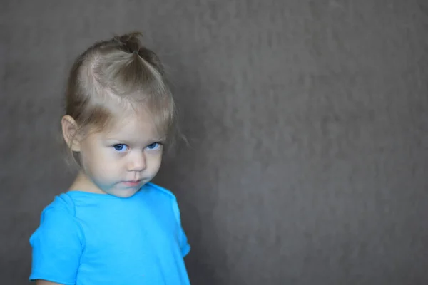 Timida bambina guardando da parte con timidezza — Foto Stock