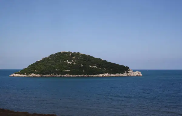 Ilha Verde Cercada Pelo Mar Azul — Fotografia de Stock