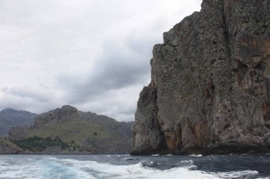 Güzel ve doğal kayalar ve deniz