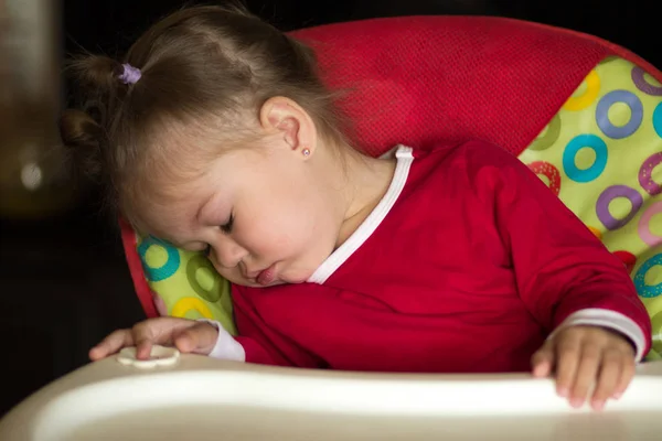 Portrait de petite fille dormant dans la chaise d'alimentation — Photo