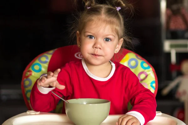 Portrait de petite fille regardant la caméra et va prendre cuillère à manger — Photo