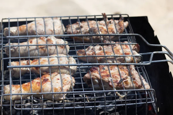 Yanan kömür üzerinde ızgara pişirme tavuk ızgara parçaları — Stok fotoğraf