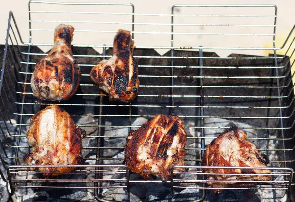 くすんだ石炭のグリル調理に鶏肉のグリル部分 — ストック写真