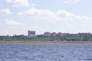 Nehir kıyısında yer alan şehir ve gölet görünümü