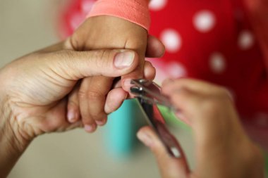 Kadınlar el tutan çocuklar el kesme toddler tırnakları ile makas