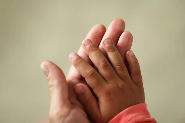 Crianças mão com unhas sujas na mão mães antes de aparar — Fotografia de Stock