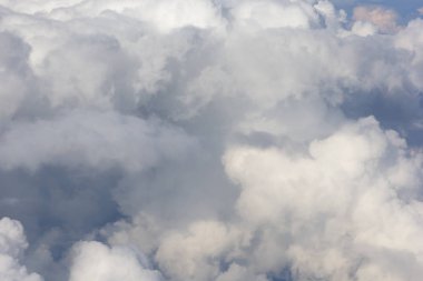 Bulutlar ile mavi gökyüzünde uçakta uçan