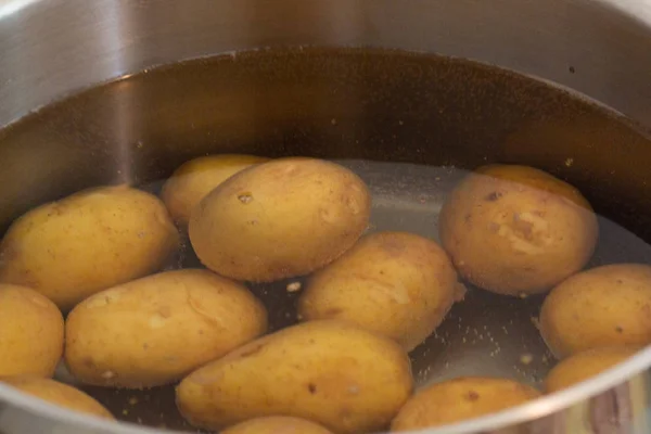 Potatis med skinn på kokning i vatten i kruka — Stockfoto