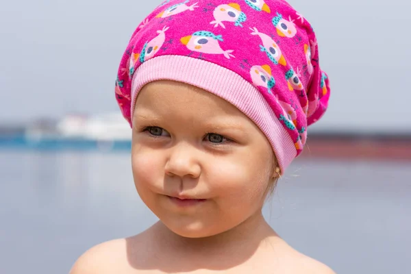 Retrato de niña en sombrero en la playa de verano mirando a un lado —  Fotos de Stock