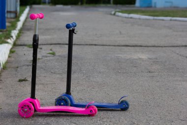 Çocuksuz iki scooter, kız için pembe, erkek için mavi