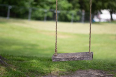Yazlık parkta tahta tahta ile boş ağaç halat salıncak