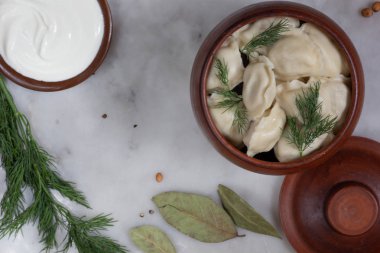 Kil tencerede pişmiş rus pelmeni et köfte