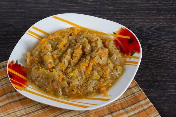 Kohl mit Karotten und Zwiebeln auf dem Teller — Stockfoto