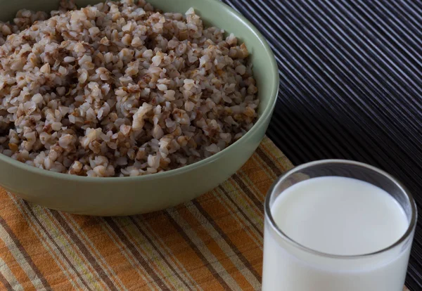 Гречка и стакан молока для здорового завтрака — стоковое фото