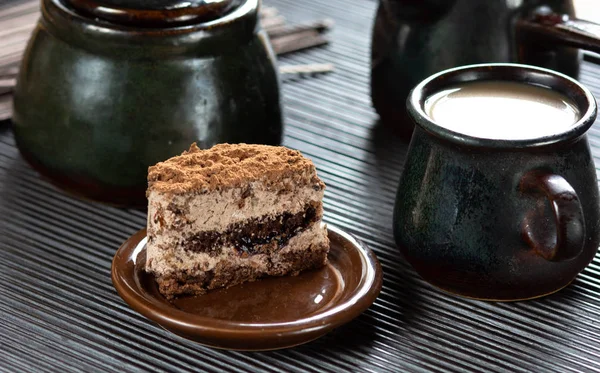 Кусок торта, чашка кофе и свежее молоко на деревянном столе — стоковое фото
