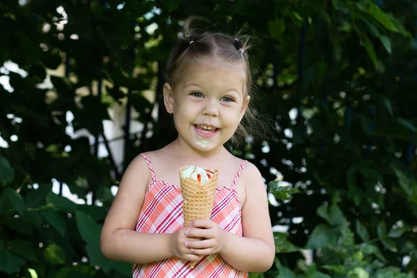 Joyeux sourire petite fille dans le parc d'été — Photo