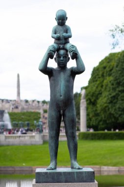 Oslo Norveç - 22 Haziran 2019: Vigeland Park'ta çocuğu kafa başında tutan adamın heykeli