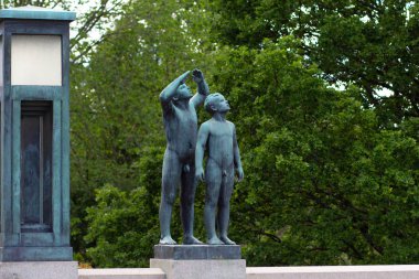 Oslo Norveç - 22 Haziran 2019: Vigeland Park'ta yukarı bakan iki erkek çocuk heykeli