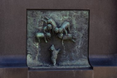 Oslo Norveç - 22 Haziran 2019: Vigeland Park Çeşme duvarında domuz ve çocuk rölyef