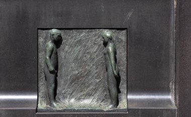 Oslo Norveç - 22 Haziran 2019: Vigeland Park'taki Çeşme duvarında yüz yüze duran kadın ve erkeğin rölyef