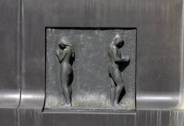 Oslo Norveç - 22 Haziran 2019: Vigeland Park'taki Çeşme duvarında arka arkaya duran kadın ve erkeğin rahatlaması