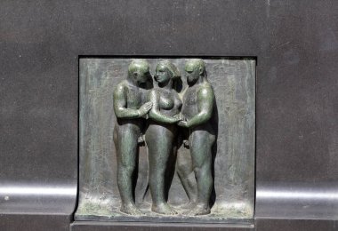 Oslo Norveç - 22 Haziran 2019: Vigeland Park'taki Çeşme duvarında ona bakan bir kadın ve iki erkeğin rahatlığı