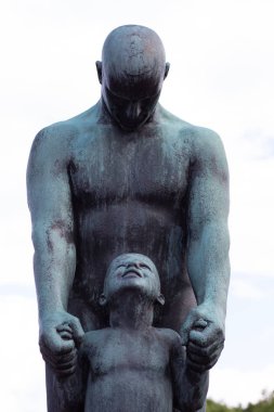 Oslo Norveç - 22 Haziran 2019: Vigeland Park'ta birbirine bakan erkek ve çocuk heykeli