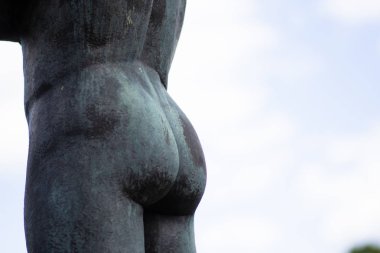 Oslo Norveç - 22 Haziran 2019: Vigeland Park'ta erkek kalçaları heykel