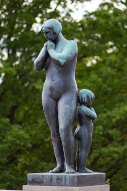 Oslo Norveç - 22 Haziran 2019: Vigeland Park'ta kadın ve çocuk heykeli