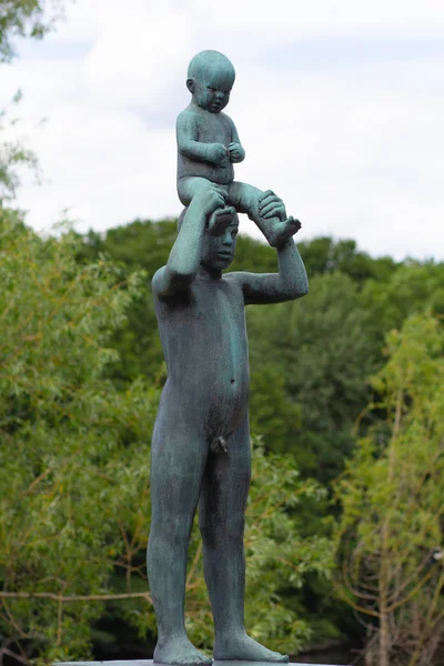 Oslo Noruega - 22 de junio de 2019: Escultura del hombre sosteniendo al niño en la cabeza en Vigeland Park — Foto de Stock