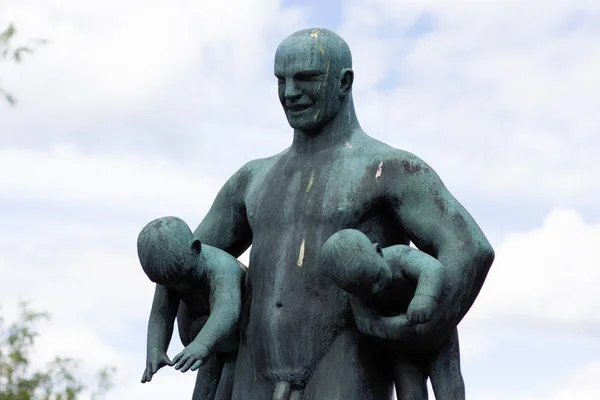 Oslo Noruega - 22 de junio de 2019: Escultura del hombre sosteniendo a dos niños en Vigeland Park — Foto de Stock