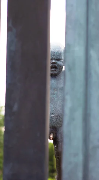 Oslo Norge-22 juni 2019: skulptur av arg pojke i Vigeland Park — Stockfoto