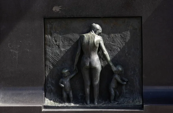 Oslo Noruega - 22 de junio de 2019: Alivio de la mujer y dos niños en la pared de Fountain in Vigeland Park — Foto de Stock