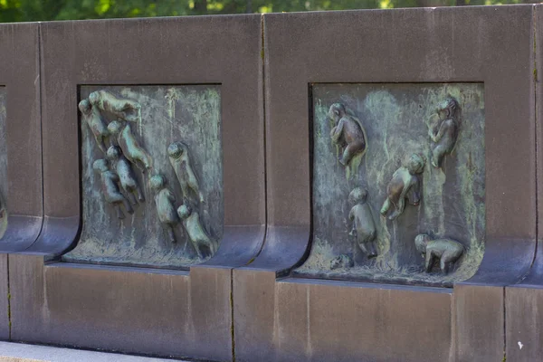 Oslo Noruega - 22 de junio de 2019: Dos relieves de vista de grupos de niños en la pared de la Fuente en Vigeland Park — Foto de Stock