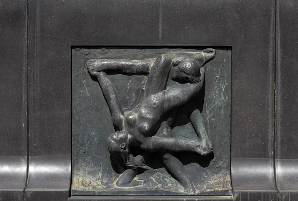 Oslo Norveç - 22 Haziran 2019: Vigeland Park'taki Çeşme duvarında kavga da kadın ve kız rölyef